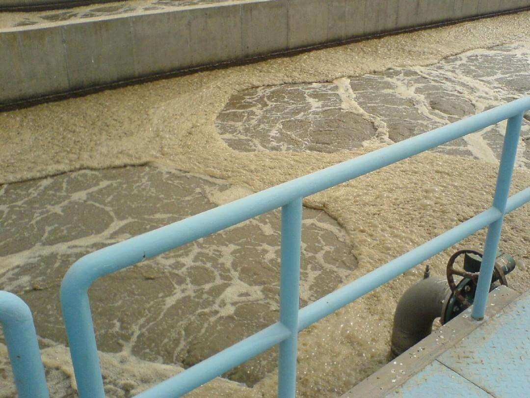 生物曝氣池出現(xiàn)泡沫，使用哪種消泡劑？